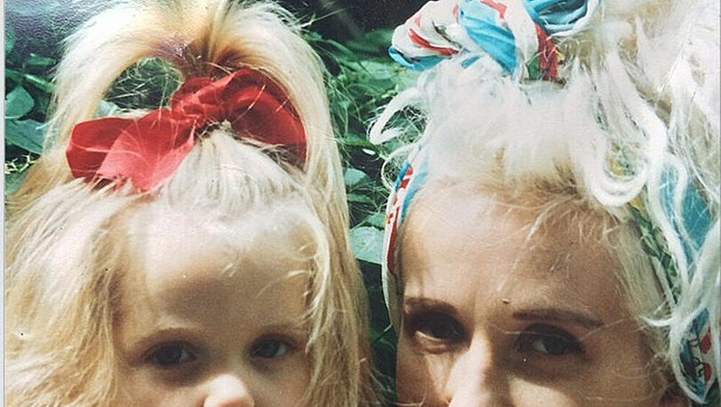 Auch die Mutter von Peaches Geldof wurde nicht alt (hier auf dem Foto, das Peaches kurz vor ihrem Tod twitterte): Paula Yates starb 2001 mit 41 Jahren. Peaches' Vater Bob Geldof hatte sie einst für INXS-Sänger Michael Hutchenche verlassen. Auch er starb jung. Auch die Mutter von Peaches Geldof wurde nicht alt (hier auf dem Foto, das Peaches kurz vor ihrem Tod twitterte): Paula Yates starb 2001 mit 41 Jahren. Peaches' Vater Bob Geldof hatte sie einst für INXS-Sänger Michael Hutchenche verlassen. Auch er starb jung.