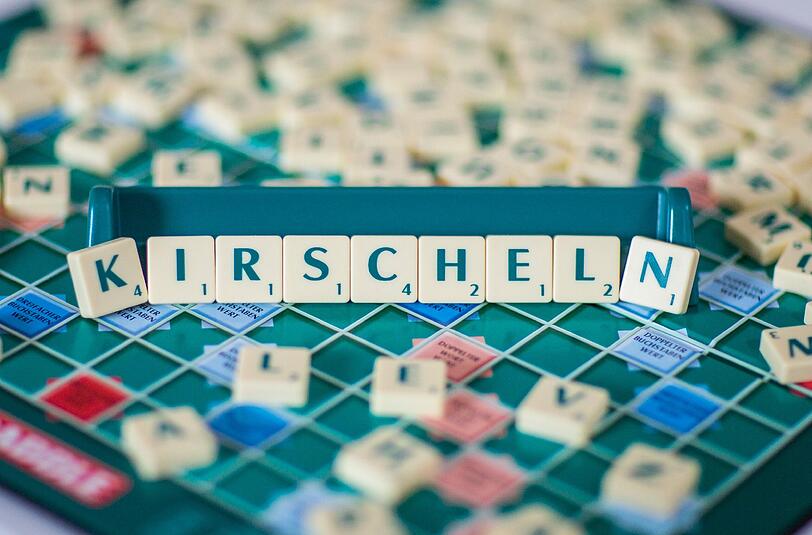 Auch das Wort "kirscheln" ist auf der Liste der Nominierten. Es bedeutet wie zwei Kirschen zusammenhängen, sich umarmen.