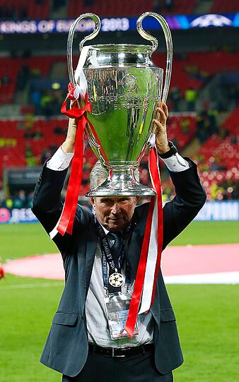 JUPP HEYNCKES (2012/13): Bereits im Januar 2013 steht fest, dass Pep Guardiola zur kommenden Saison Heynckes beim FC Bayern München beerben wird. Negative Auswirkungen hat das nicht. Im Gegenteil: Die Bayern starten durch und holen am Ende das Triple. Das soll auch diesmal ein gutes Omen sein.