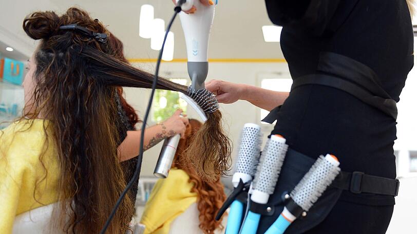 Dienstleistungen wie Haare schneiden stehen unten im Lohnvergleich.