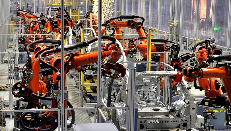 Teile eines Volkswagens werden im Karosseriewerk im Volkswagen-Werk von Robotern zusammengefügt. Vom 1. Mai 2018 an müssen Arbeitgeber in der Slowakei höhere Zuschläge für Nacht-, Feiertags- und Wochenendarbeit bezahlen. Teile eines Volkswagens werden im Karosseriewerk im Volkswagen-Werk von Robotern zusammengefügt. Vom 1. Mai 2018 an müssen Arbeitgeber in der Slowakei höhere Zuschläge für Nacht-, Feiertags- und Wochenendarbeit bezahlen.