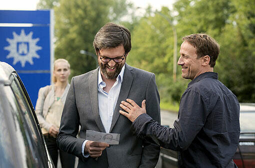 Katz (Sebastian Schipper, l) bekommt ein Erinnerungsfoto von Falke (Wotan Wilke Möhring) zum Abschied in der "Tatort"-Folge  "Feuerteufel"