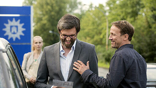 Katz (Sebastian Schipper, l) bekommt ein Erinnerungsfoto von Falke (Wotan Wilke Möhring) zum Abschied in der "Tatort"-Folge "Feuerteufel" Katz (Sebastian Schipper, l) bekommt ein Erinnerungsfoto von Falke (Wotan Wilke Möhring) zum Abschied in der "Tatort"-Folge "Feuerteufel"