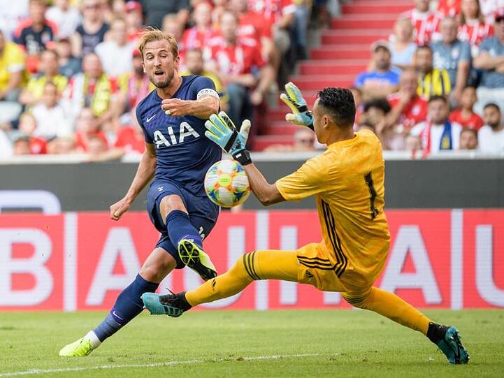Harry Kane von Tottenham (l.) vergibt eine Torchance, im Tor springt Torwart Keylor Navas von Madrid zum Ball. Foto: Matthias Balk