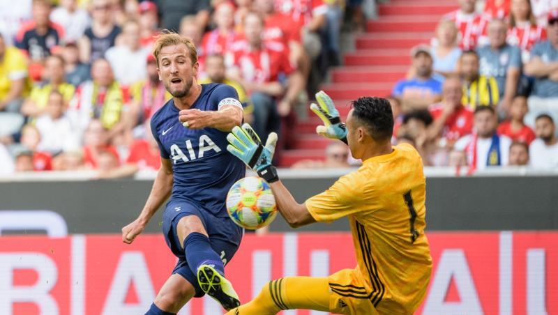 Harry Kane von Tottenham (l.) vergibt eine Torchance, im Tor springt Torwart Keylor Navas von Madrid zum Ball. Foto: Matthias Balk Harry Kane von Tottenham (l.) vergibt eine Torchance, im Tor springt Torwart Keylor Navas von Madrid zum Ball. Foto: Matthias Balk