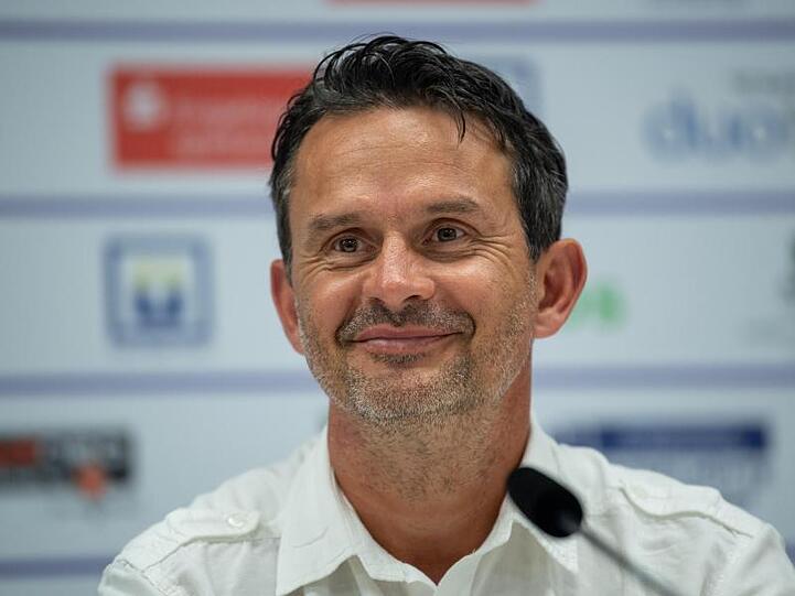 Der neue Trainer vom FC Erzgebirge Aue: Dir Schuster lächelt bei seiner Vorstellung.