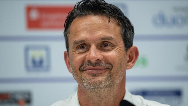 Der neue Trainer vom FC Erzgebirge Aue: Dir Schuster lächelt bei seiner Vorstellung. Der neue Trainer vom FC Erzgebirge Aue: Dir Schuster lächelt bei seiner Vorstellung.