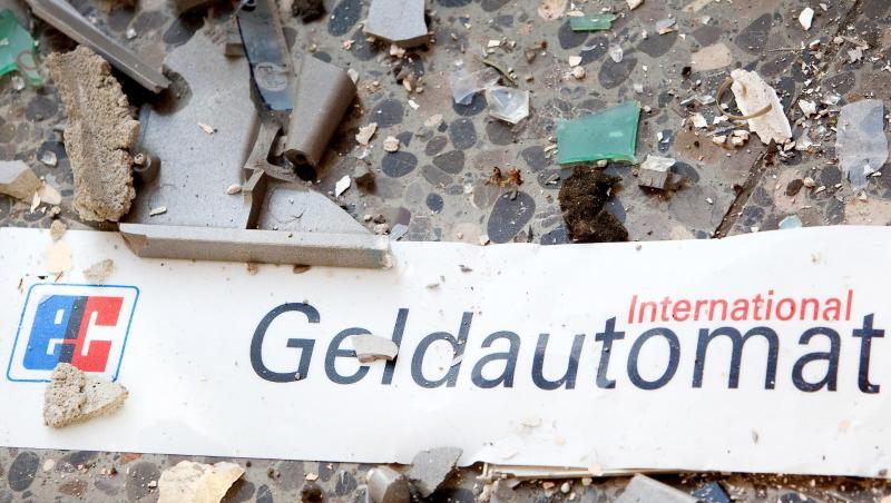 Splitter und ein Schild mit der Aufschrift "Geldautomat" liegen auf dem Fußboden.