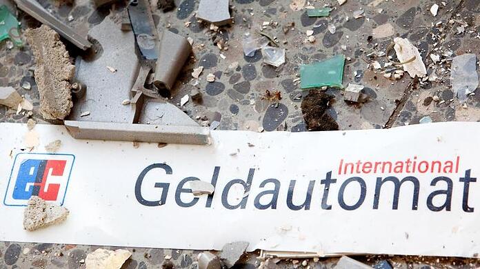Splitter und ein Schild mit der Aufschrift "Geldautomat" liegen auf dem Fußboden.
