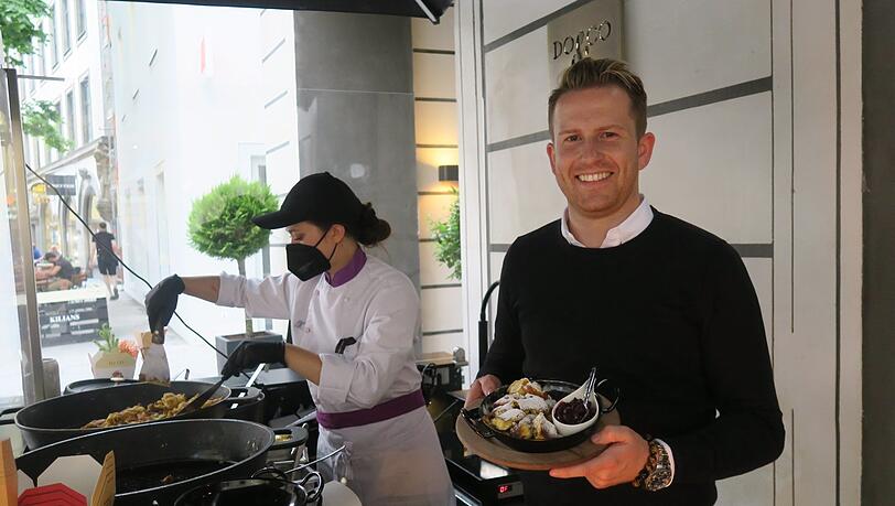 Josef Naschberger mit dem frischen Kaiserschmarrn.