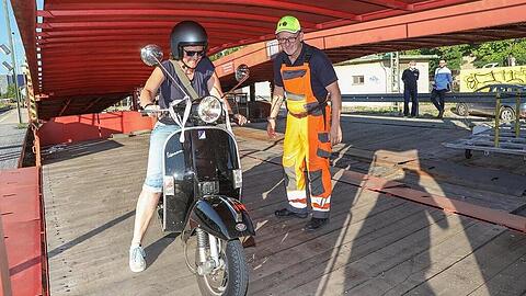 Heute fahren am Ostbahnhof Autos auf die Autozüge - und auch mal eine Vespa.