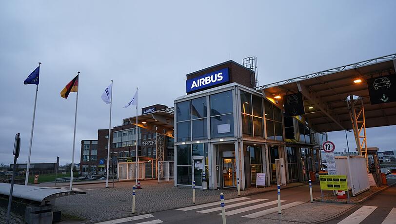 Das Haupttor des Airbus-Werks in Hamburg-Finkenwerder.