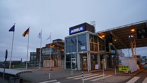 Das Haupttor des Airbus-Werks in Hamburg-Finkenwerder.
