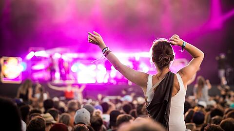 Auch auf kleineren Festivals können Musikfans ausgelassen feiern.