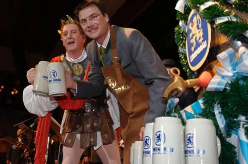 Löwenräuvorstand Jörg Lehmann mit dem "Triumphator" bei der ersten Mass Starkbier im Löwenbräukeller.