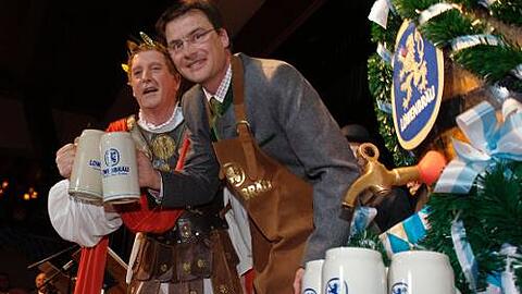 Löwenräuvorstand Jörg Lehmann mit dem "Triumphator" bei der ersten Mass Starkbier im Löwenbräukeller.