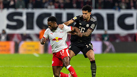 0:6 in M&uuml;nchen und 1:5 daheim in Sachsen &ndash; f&uuml;r RB setzte es in dieser Saison gleich zwei kr&auml;ftige Watschn gegen den Rekordmeister. Und am Mittwoch im Pokal? Es wird ein hei&szlig;es Duell, wie hier zwischen Leipzigs Ridle Baku (l.) und Bayerns Luis D&iacute;az.