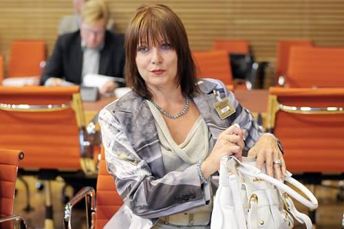 Sie nimmt ihre Handtasche und geht: Pauli blieb im Bundeswahlausschuss ohne Erfolg.