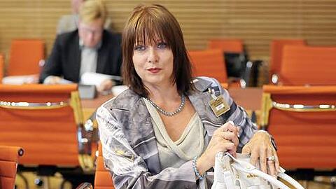 Sie nimmt ihre Handtasche und geht: Pauli blieb im Bundeswahlausschuss ohne Erfolg.