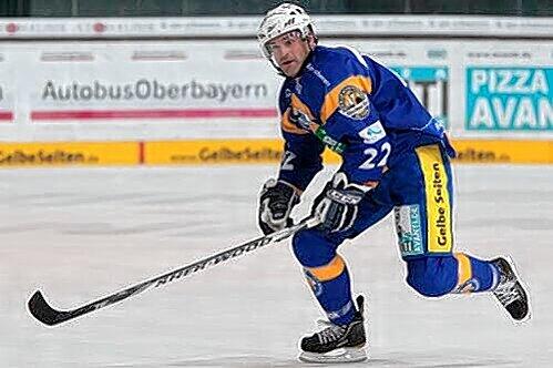 Stéphane Julien, der Kapitän des EHC, schoss den EHC gegen Augsburg mit 1:0 in Führung.