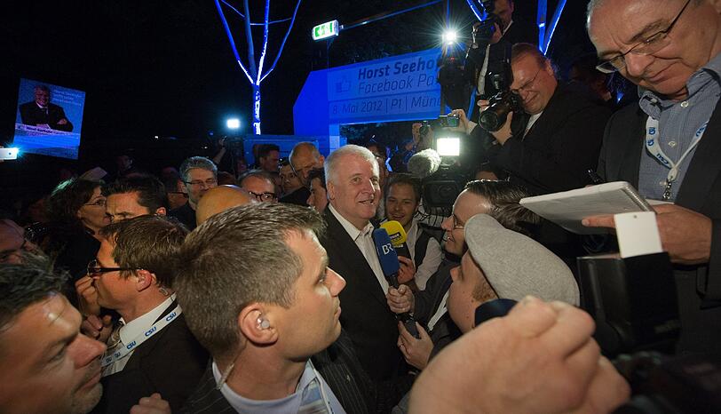 Viel Gedränge, aber eigentlich nur um seehofer selbst. Am Eingang und im P1 war nicht so viel los. Terrasse und einige Räume in der Nobeldisco wurden gar nicht gebraucht. Die Bilder vom CSU-Event im P1.