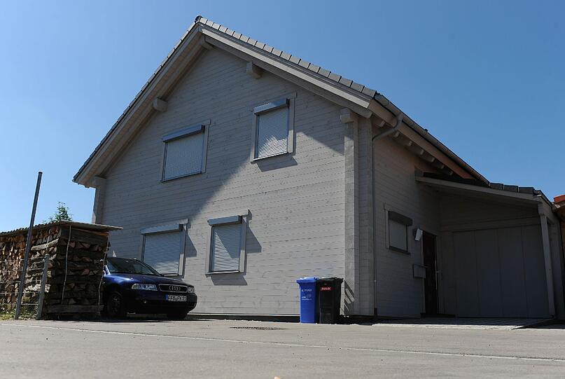 Die Umgebung in Emmering im Kreis Fürstenfeldbruck, in dem sich in der Nacht von Freitag auf Samstag ein Familiendrama abgespielt hat, aufgenommen am Samstag (18.08.2012).