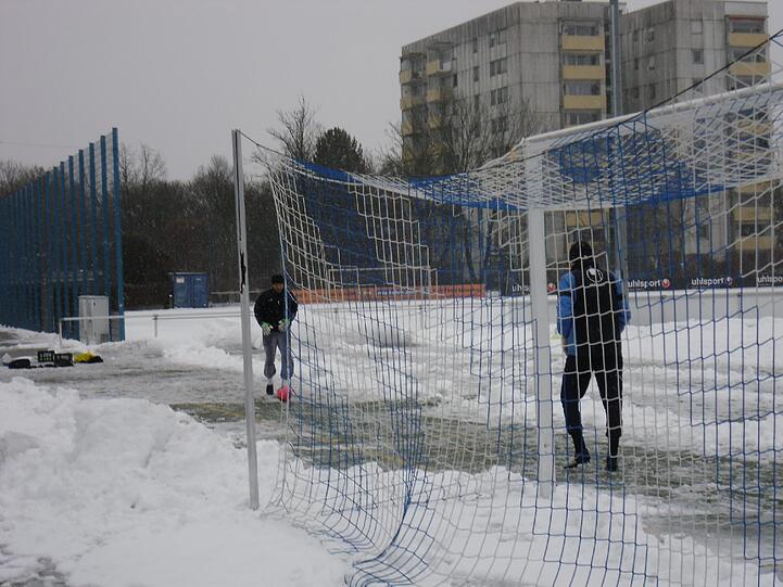 Hart , härter, Alexander Schmidt. Der Trainer des TSV 1860 schickte seine Jungs am Montagvormittag trotz klirrender Kälte, Schneeregen und schneebedeckten Trainingsplätzen raus zum Anschwitzen. Am Abend spielen die Löwen gegen den 1. FC Kaiserslautern. Die Bilder vom Matsch-Training