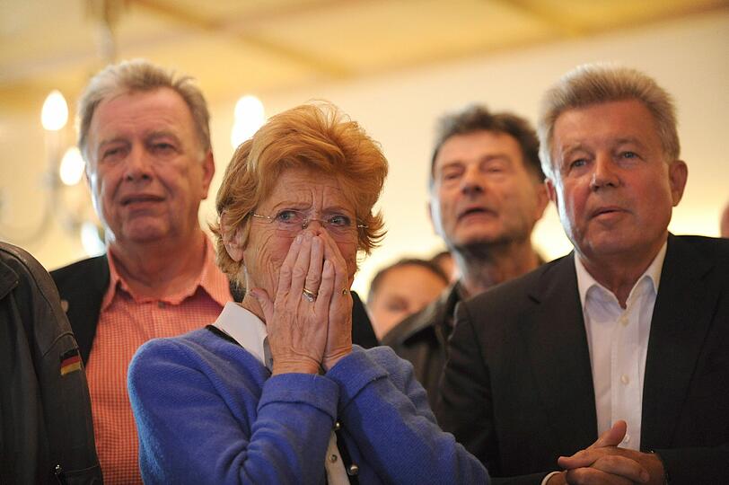 Heidrun Kaspar, ehemaliges FDP-Stadtratsmitglied, und das ehemalige Bundestagsmitglied Rainer Stinner (r) reagieren am 22.09.2013 bei der Wahlparty der FDP Bayern in München (Bayern) auf die ersten Hochrechnungen.