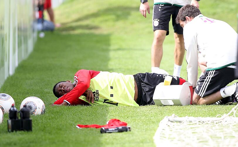 Mit schmerzverzerrtem Gesicht liegt der Österreicher am Boden: David Alaba hat sich im Trainingslager des FC Bayern am Knie verletzt. Die Bilder.