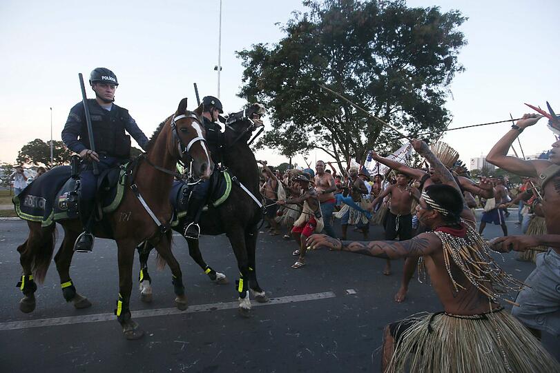 Ungleiche Kräfteverhältnisse: In Brasilien hat die Polizei gegen indogene Ureinwohner gekämpft, die mit Pfeil und Bogen bewaffnet gegen die FIFA und die Fußball-Weltmeisterschaft demonstrierten.