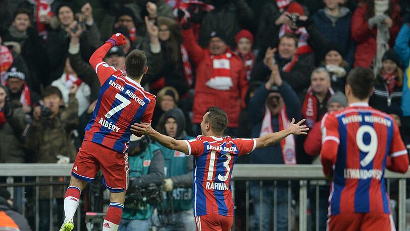 Bayern-Freude nach dem 1:0 durch Franck Ribéry. Das war bereits sein 100. Pflichtspieltor für die Bayern. Bayern-Freude nach dem 1:0 durch Franck Ribéry. Das war bereits sein 100. Pflichtspieltor für die Bayern.