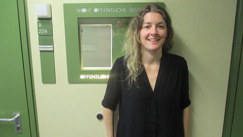 Musste als Zeugin aussagen: Anna B. vor dem Gerichtssaal. Musste als Zeugin aussagen: Anna B. vor dem Gerichtssaal.