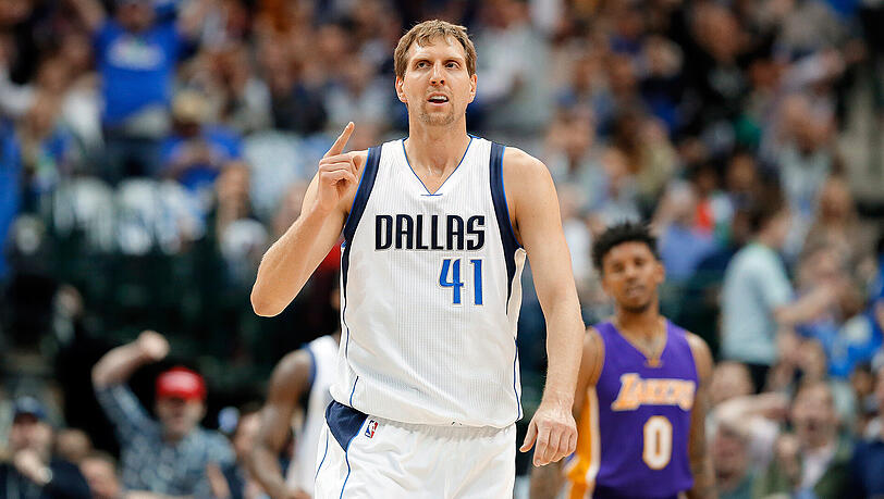 Spielt er bis zu seinem Vertragsende, hat Dirk Nowitzki insgesamt 20 Jahre bei den Dallas Mavericks verbracht. Spielt er bis zu seinem Vertragsende, hat Dirk Nowitzki insgesamt 20 Jahre bei den Dallas Mavericks verbracht.