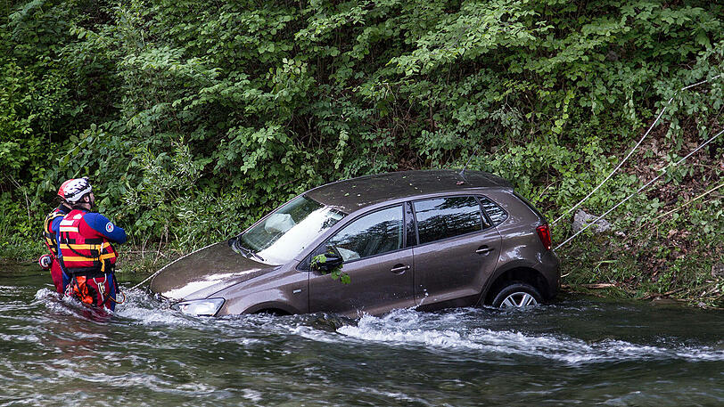 Geradeaus statt Rechtskurve: Dieser Fahrfehler endet im Fluss. Die Bilder.
