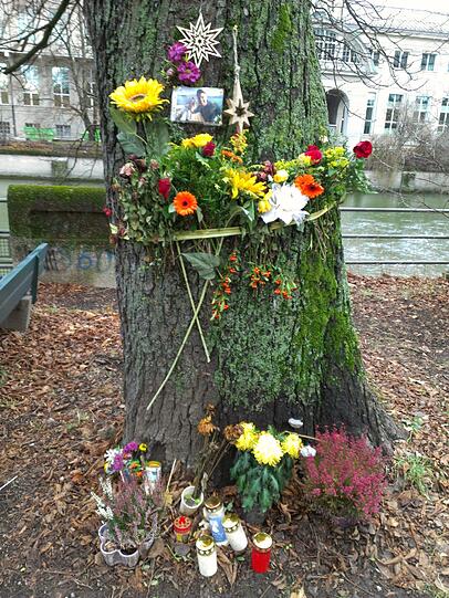 Ein Blumenkranz um einen Baum: Das ist das Marterl für das Mordopfer.