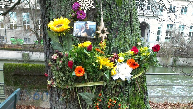 Ein Blumenkranz um einen Baum: Das ist das Marterl für das Mordopfer. Ein Blumenkranz um einen Baum: Das ist das Marterl für das Mordopfer.