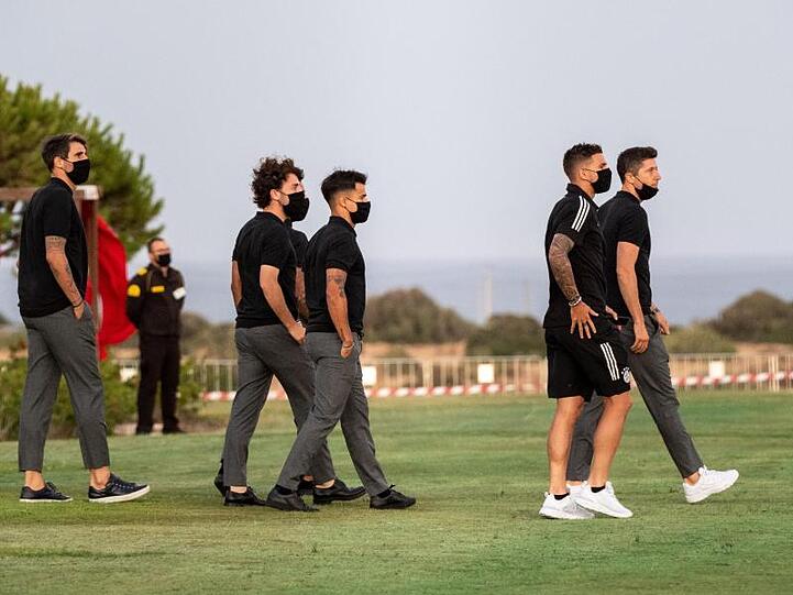 Der FC Bayern im Trainingslager an der Algarve vor dem Finalturnier in Lissabon. Javi Martinez (l-r), Alvaro Odriozola, Philippe Coutinho, Lucas Hernandez und Robert Lewandowski vom FC Bayern München gehen über die Hotelterrasse und blicken auf das Meer. Foto: Matthias Balk/dpa/Archiv