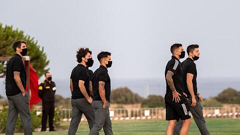 Der FC Bayern im Trainingslager an der Algarve vor dem Finalturnier in Lissabon. Javi Martinez (l-r), Alvaro Odriozola, Philippe Coutinho, Lucas Hernandez und Robert Lewandowski vom FC Bayern München gehen über die Hotelterrasse und blicken auf das Meer. Foto: Matthias Balk/dpa/Archiv