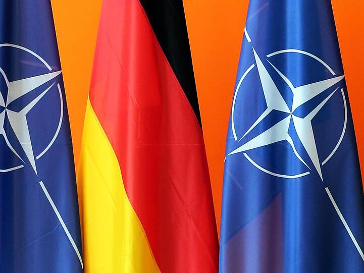 Überschattet werden die Feiern zum 70-jähriges Bestehen der Nato unter anderem von der Debatte über den deutschen Rüstungsetat.