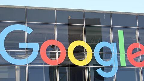 Das Logo von Google an der Fassade des Hauptsitzes des Mutterkonzerns Alphabet.