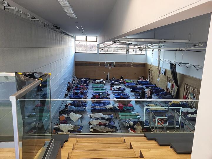 Auch in der Sporthalle der Berufsschule in der Ruppertstraße sind Flüchtlinge aus der Ukraine untergebracht worden.