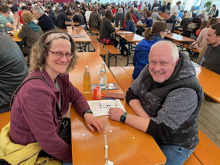 Das Ehepaar Müller arbeitet bei der Stadt. "Wir sind schon immer bei der Fundsachen-Versteigerung dabei und wirklich froh, dass es jetzt nach Corona wieder losgeht", sagen sie. Gerade haben sie eine Damen-Armbanduhr ersteigert. Preis: 70 Euro.
