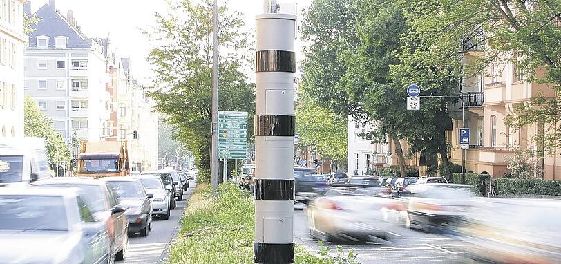 Ein schlanker Turm voll gepackt mit Lasertechnik &ndash; so sieht die neueste Blitzergeneration vom Typ &bdquo;PoliScan Speed&ldquo; aus, die in Bayern bereits getestet wird.Foto: pressebox.de