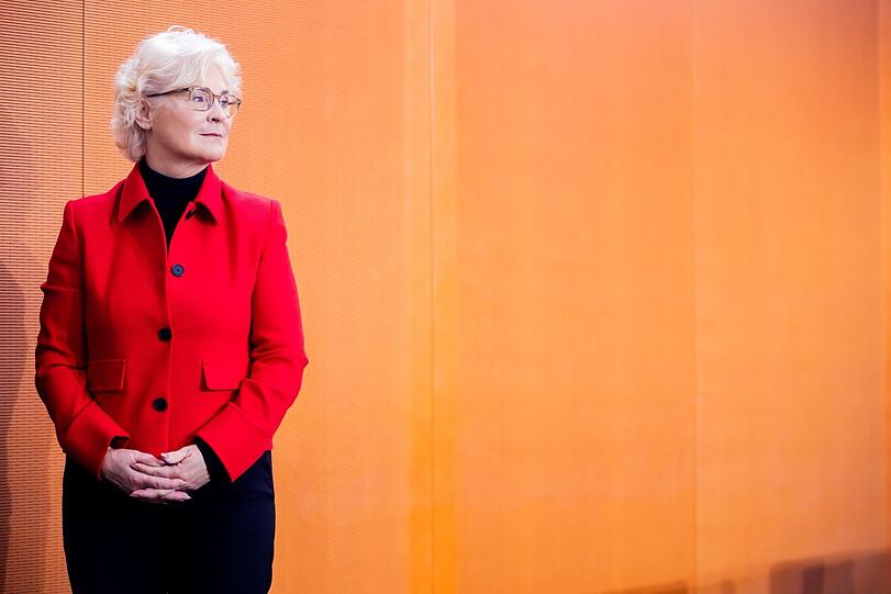 Christine Lambrecht sieht sich als Opfer der medialen Berichterstattung. Diese lasse eine sachliche Diskussion kaum zu, beklagte sie bei ihrem Rücktritt.