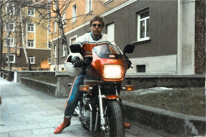 Sein erstes Auto war ein knallgelber Ford Escort aber auch auf dem Motorrad machte der junge Dieter Reiter eine gute Figur.