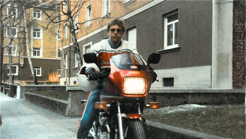 Sein erstes Auto war ein knallgelber Ford Escort aber auch auf dem Motorrad machte der junge Dieter Reiter eine gute Figur.