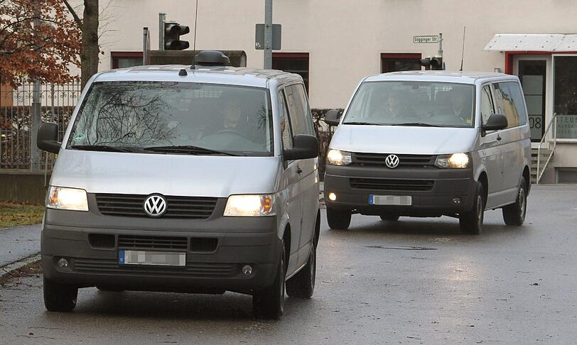 Zwei Fahrzeuge der Polizei, in denen sich zwei Verdächtige befinden, fahren am Freitag (30.12.2011) vor dem Justizzentrum in Augsburg (Schwaben) vor. Am Vormittag wurden die beiden des Polizistenmordes verdächtigen Männer dem Ermittlungsrichter vorgeführt.