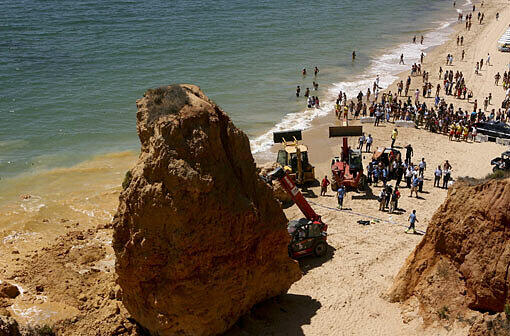 August 2009: In Albufeira an der portugiesischen Algarveküste brechen plötzlich mehrere Felsen von der Steilküste und stürzen auf einen Badestrand.