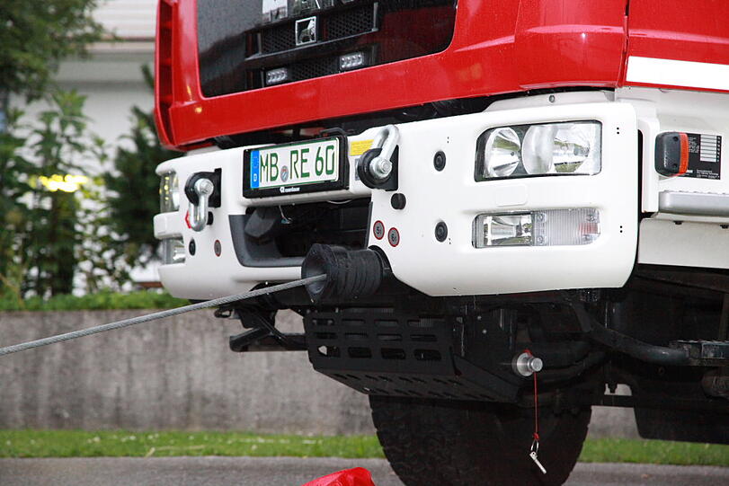 In einem im Tegernsee versunkenen Auto ist am Mittwochabend ein Rentner umgekommen, eine Frau wurde schwer verletzt. Nach Angaben der Polizei hatte die 91 Jahre alte Fahrerin in Rottach-Egern (Landkreis Miesbach) bei ihrem Automatikwagen die Pedale verwechselt und war dadurch im See gelandet, das Fahrzeug ging zwei bis drei Meter unter. Die Einsatzkräfte konnten die drei Insassen bergen, für einen 87 Jahre alten Mann kam allerdings jede Hilfe zu spät. Die Bilder von der Unfallstelle.