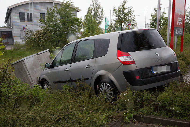 Ein führerscheinloses Mädchen übt auf einem Parkplatz das Autofahren und rast versehentlich in einen Stromkasten.